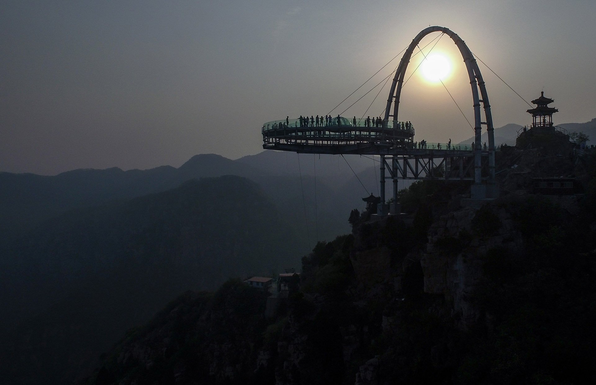 Height 400px. Китай стеклянная смотровая площадка на высоте 400 метров. Высота 400 метров. Пекин стеклянная смотровая. Смотраач площадка на гунгун Пекин.